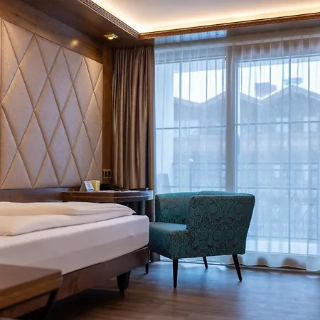 펀 앤 스파 스트라스 호텔 4*