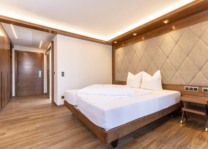 Отель Strass - Sport & 4*